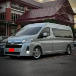 รถตู้ Toyota Commuter VIP All New สีขาว พร้อมบริการเช่าจาก Great on Tour