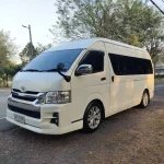 รถตู้ Toyota Commuter VIP สีขาว สำหรับเช่าพร้อมคนขับ Great On Tour