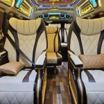 เบาะ VIP พร้อมเข็มขัดนิรภัยภายในรถตู้เช่า