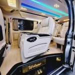 ห้องโดยสารกว้างขวาง พร้อมเครื่องเสียงครบชุดในรถตู้เช่า VIP