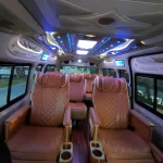 เบาะหนัง VIP 9 ที่นั่งในรถตู้เช่ารุ่น Commuter